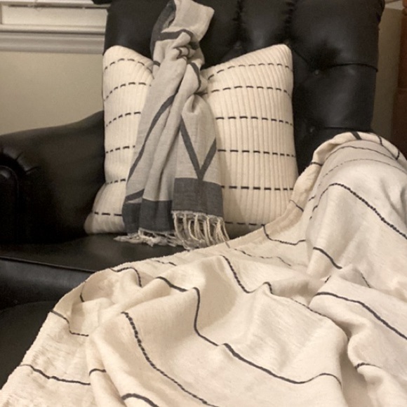 Comfort Set Pillow, Throw & Wrap Natural Black Woven Cashmere Blend Fabulous Set - Picture 7 of 15